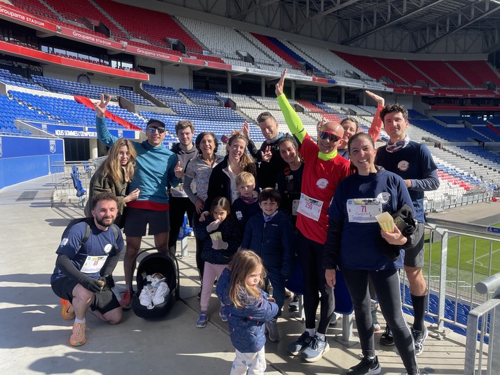 Coureurs et familles du club Entrep'runners au Groupama Stadium à Lyon, dossards au départ d'une course