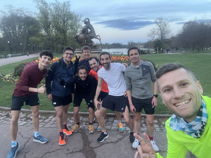 Groupe de coureurs du club Entrep'runners au parc de la Tête d'Or à Lyon