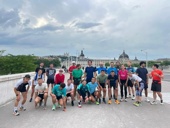 Photo de groupe sur le pont, Fourvière au fond
