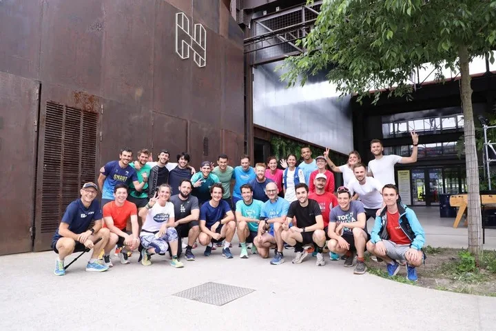 Photo de groupe devant la Halle