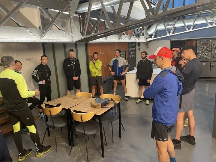 Briefing d'avant-run dans l'atelier