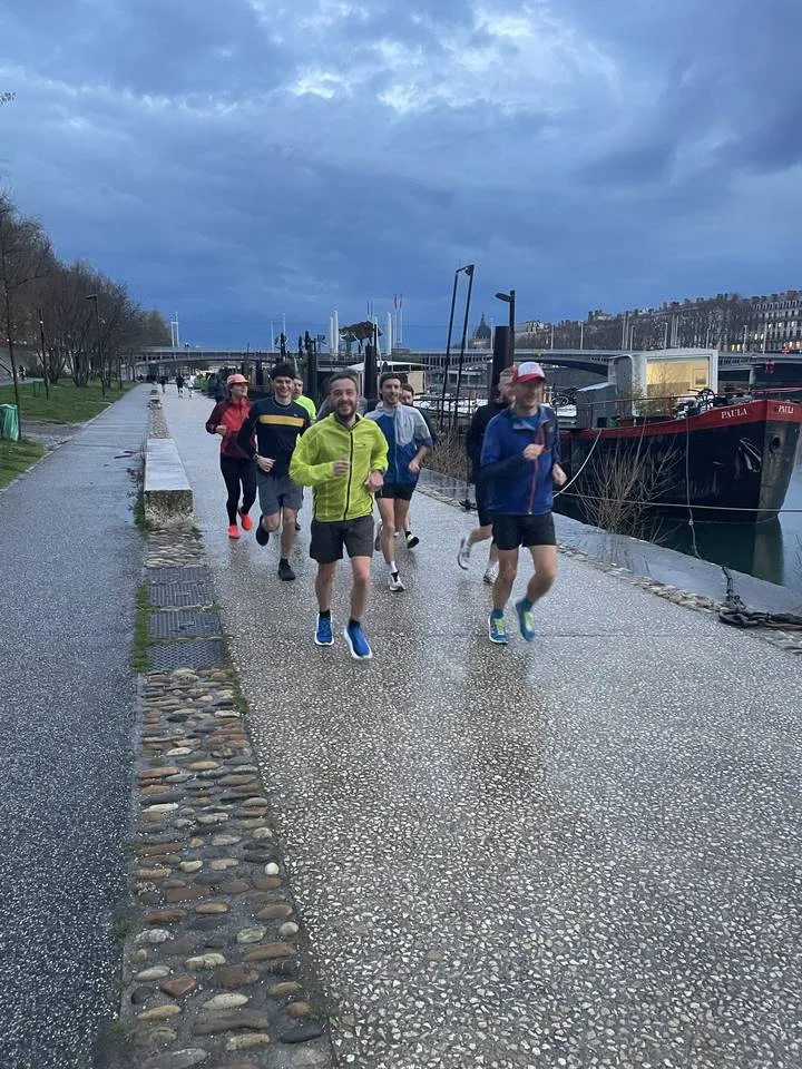 Course à l'aube le long des péniches