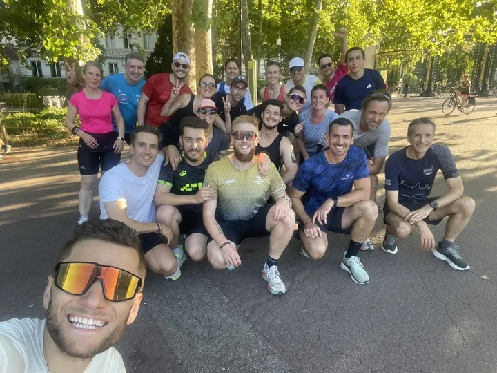 Photo de groupe sous les platanes