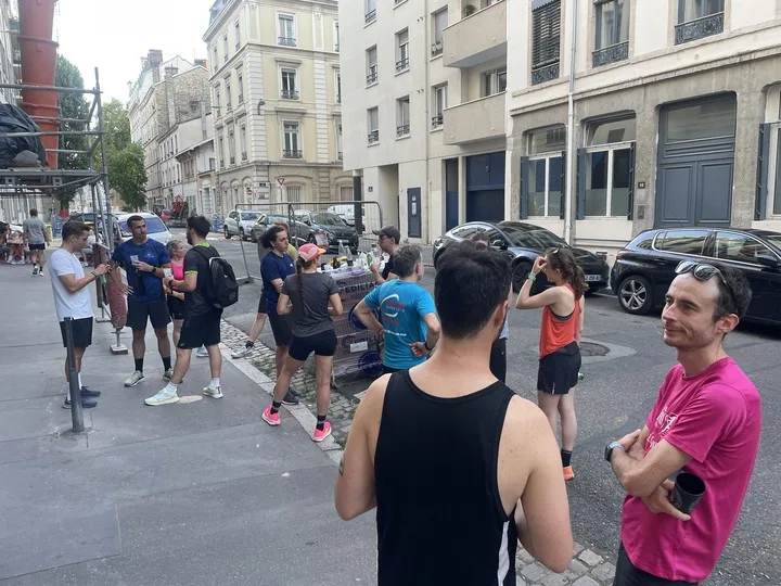 Apéro sur le trottoir devant l'atelier